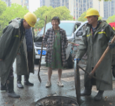 县城管局：清理城区雨水口 守护城市 “毛细血管”