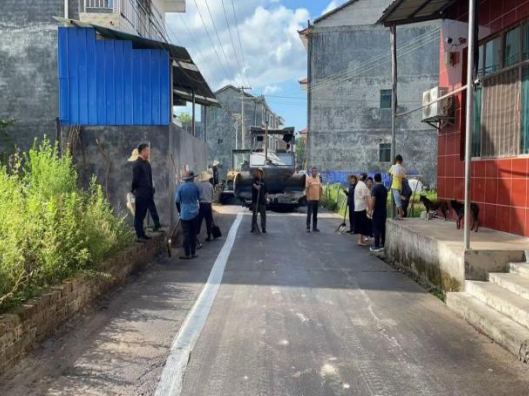 长鸭村产业路焕新颜，铺就乡村振兴幸福路