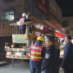 检修路灯除隐患 护航节前保平安
