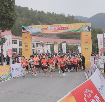 去攀登 去征服 茶陵云阳山垂马登山 千人燃情开跑