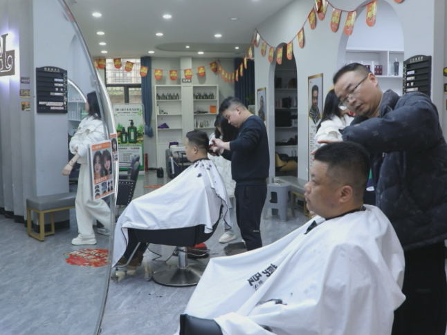 春分遇二月二 市民“剃龙头”迎春日好彩头