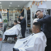 春分遇二月二 市民“剃龙头”迎春日好彩头