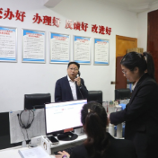 朱毅强接听“12345”政务服务便民热线