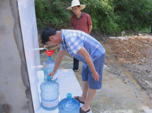【阅卷•民生可感】一泓清泉入村来 香甜甘冽润民心