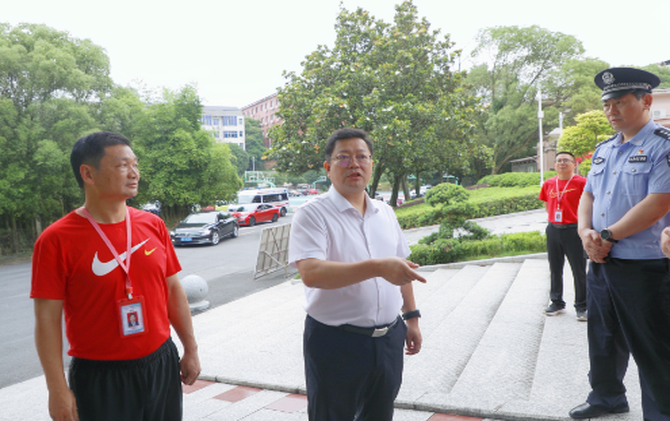 杨红兵巡视高考考点