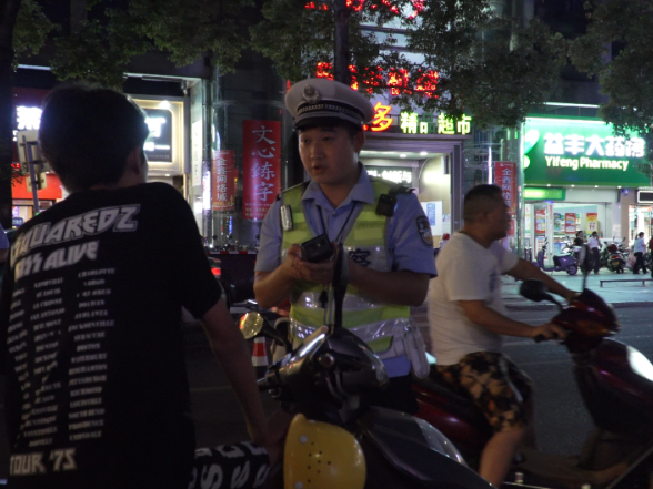 茶陵公安交管“夏夜亮剑” 专项整治“两车”及“炸街党”乱象