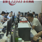 县领导接听“12345”便民服务热线