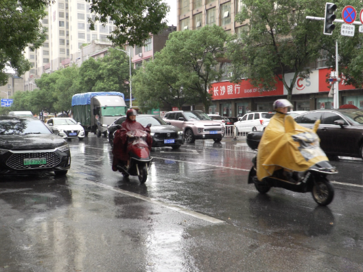 茶陵持续降雨 开学季出行要小心