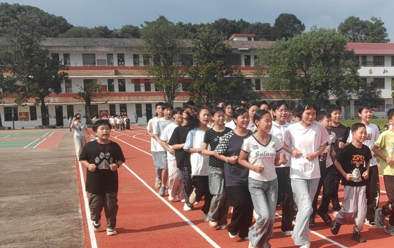 队列会操现场，同学们精神抖擞、口令铿锵，动作整齐划一，充分展现了昂扬向上的少年风貌。
