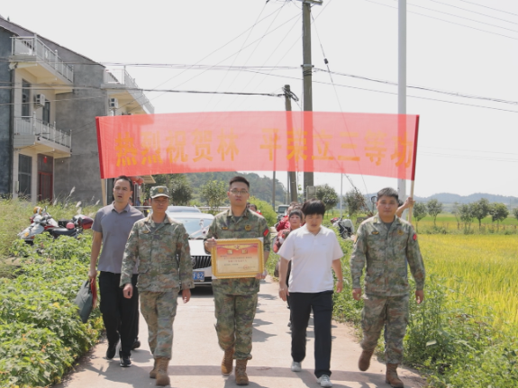 喜报送到家 荣光暖人心