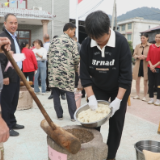 高陇镇龙匣村：糍粑打出幸福味 村民同乐笑开颜