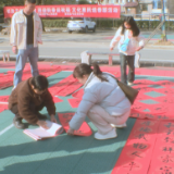 【大年里的好风尚】挥毫泼墨送春联 送福到家暖民心