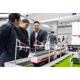 边跑边充,“绿电”驱动的“辫子重卡”亮相“轨博会”