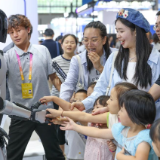 好评中国丨“智能经济”势如破竹 为经济注入“智慧芯”