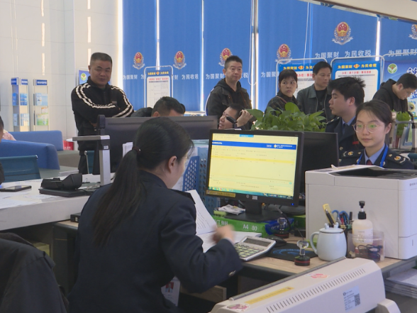 政务中心人气旺 便民服务“加速度”