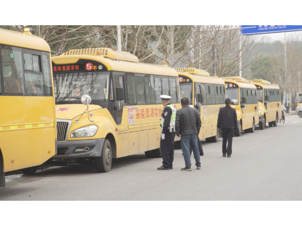 县交管大队开展校车安全大检查 筑牢校园交通安全防线