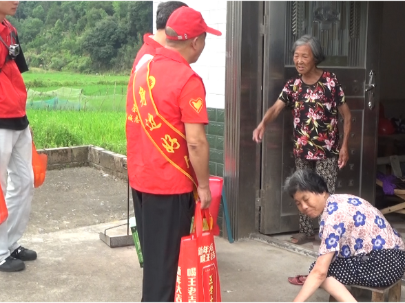 茶陵志愿者开展端午敬老活动