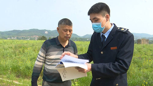 0417市税务局：田间地头来了“税务蓝”.JPG