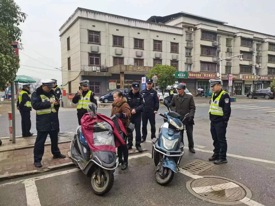 联合公安开展一盔一带劝导.png