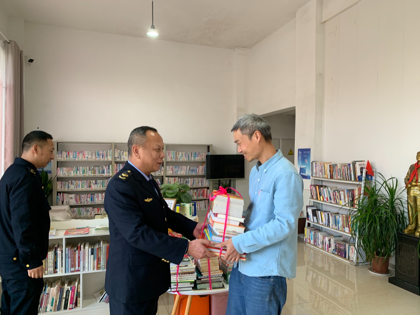 湘潭市文化市场综合行政执法支队来韶向农家书屋赠书.jpg