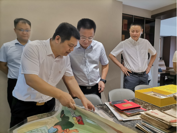 曹伟宏走访调研餐饮、纪念品店、民间博物馆
