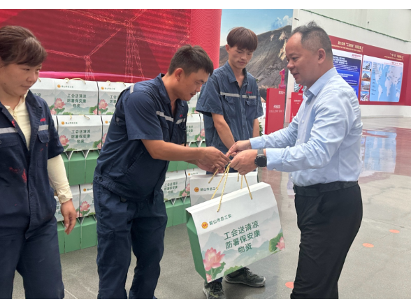 喻志军带队开展“夏送清凉”慰问活动 