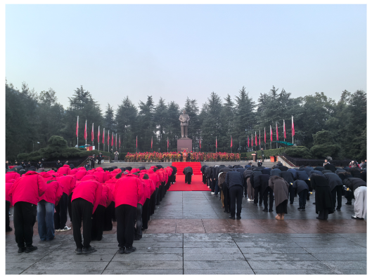 韶山：鲜花献伟人 同唱《东方红》