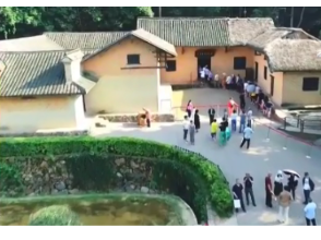 《文明时评》 以思政小课堂联通社会大课堂  以红色研学培育强国接班人