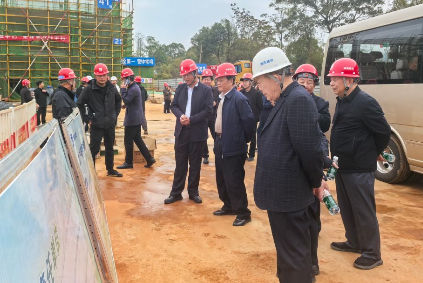 老干部视察3.png 老干部视察3.png