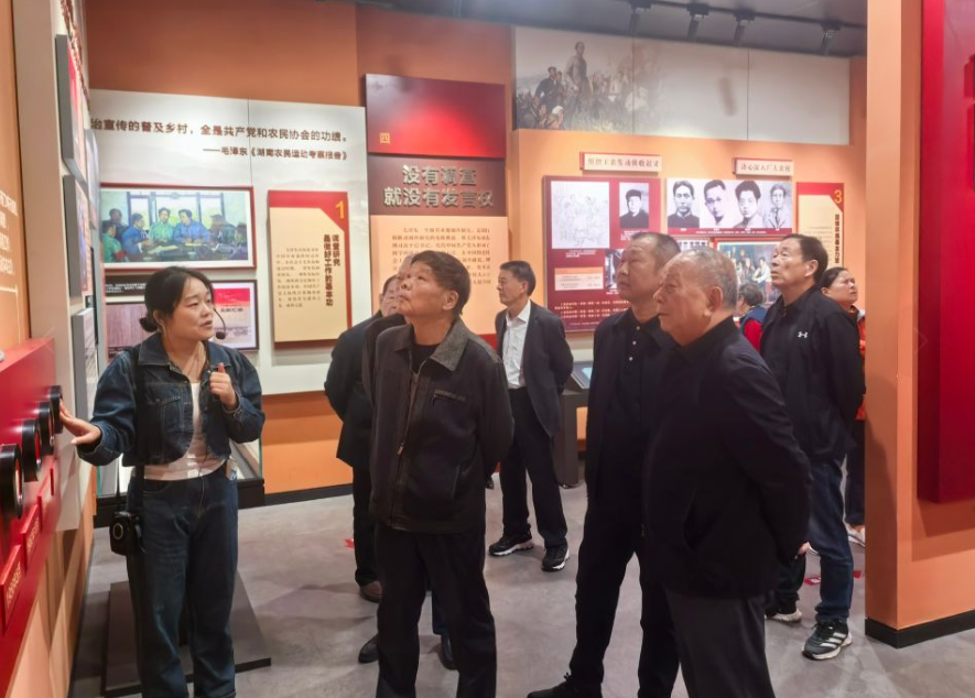 老干部视察1.png 老干部视察1.png