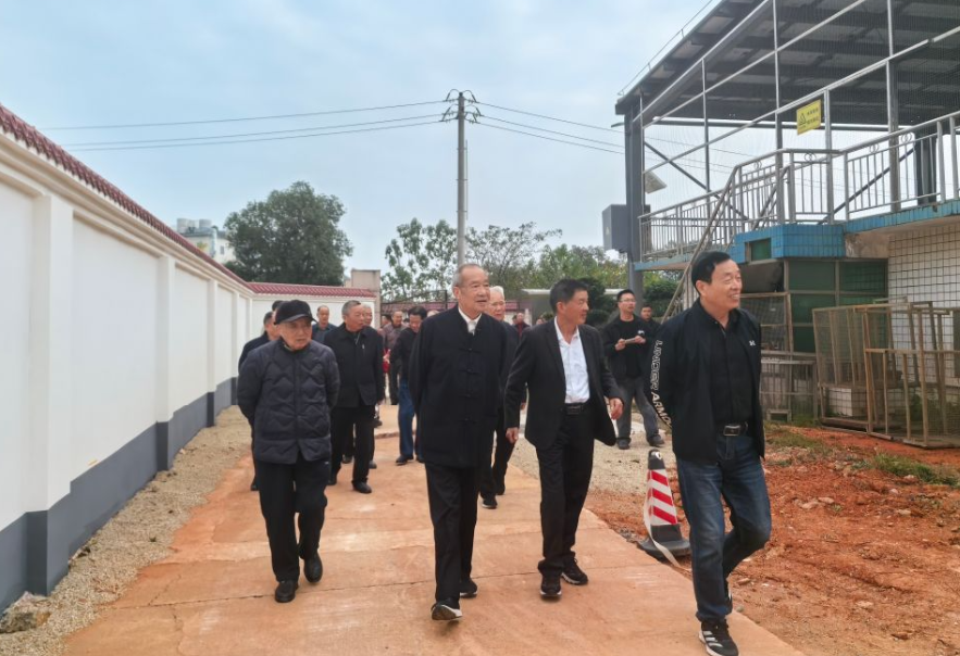 老干部视察2.png 老干部视察2.png