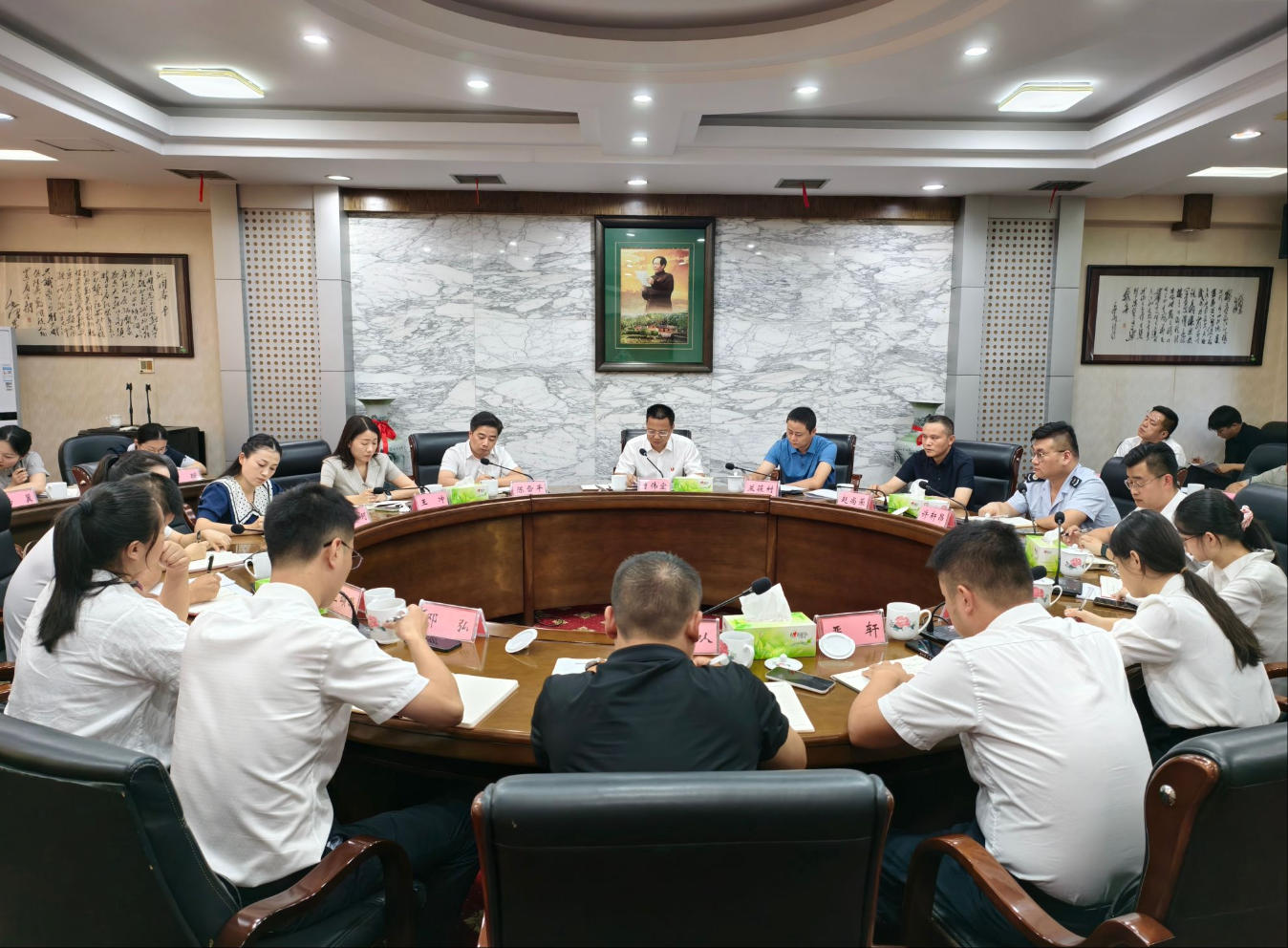 青年干部座谈会.jpg