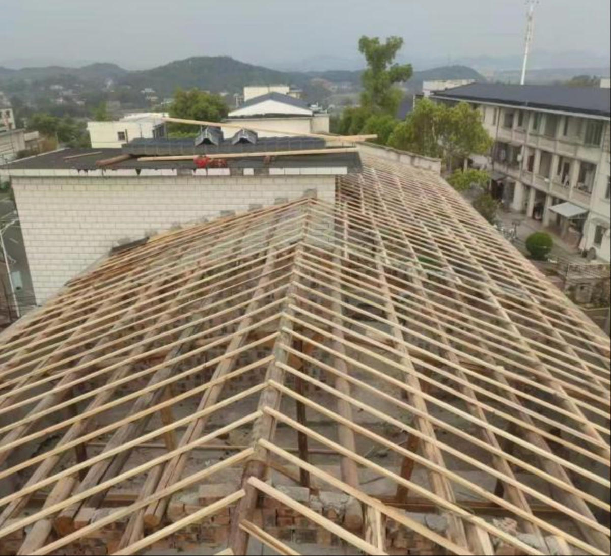 修房顶.jpg
