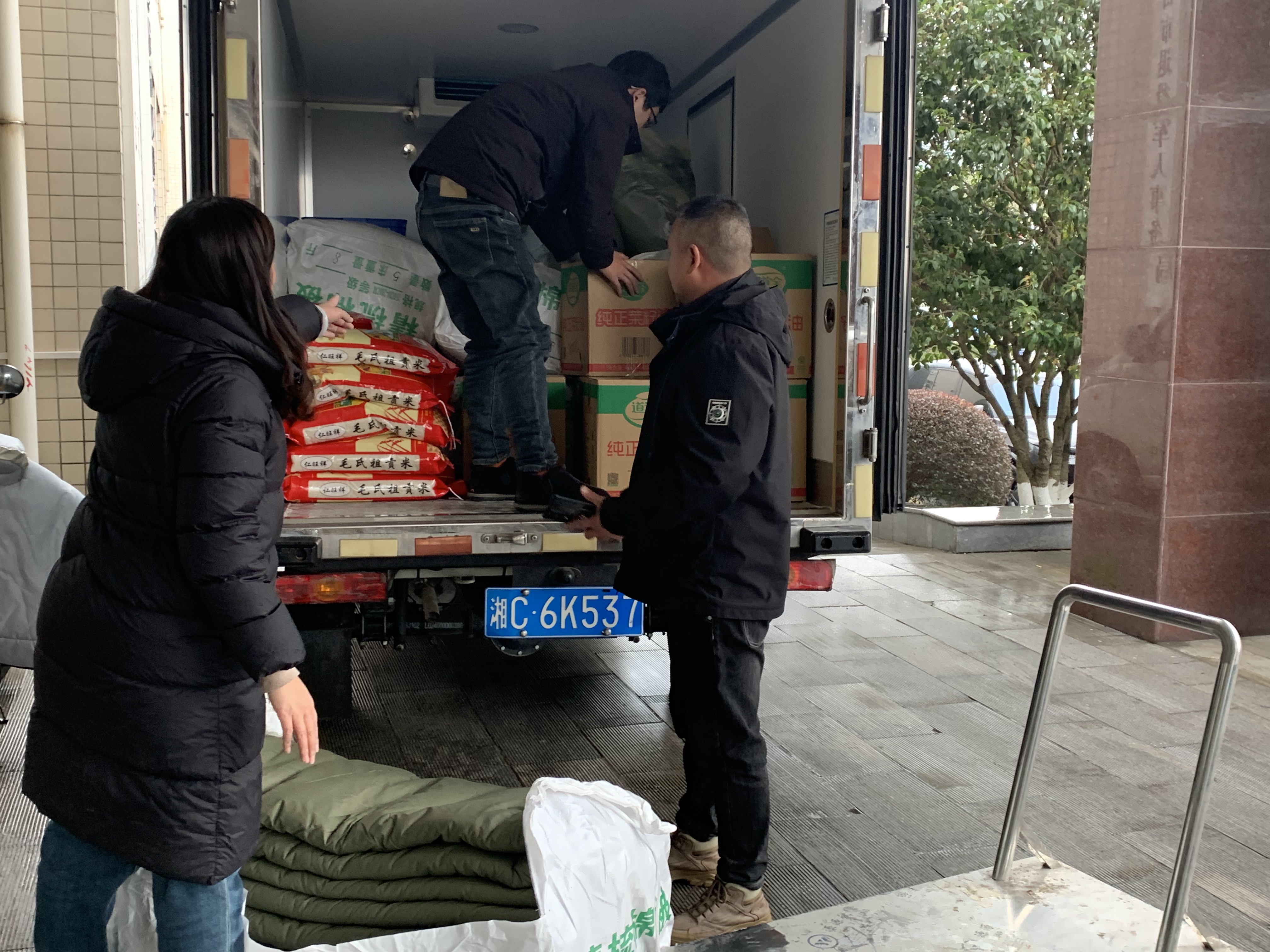 送物资.jpg