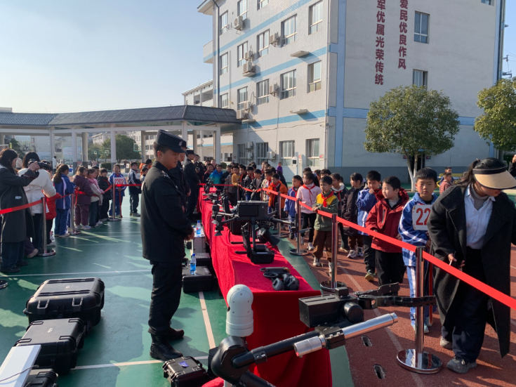 特警进校园活动在镇泰小学举行