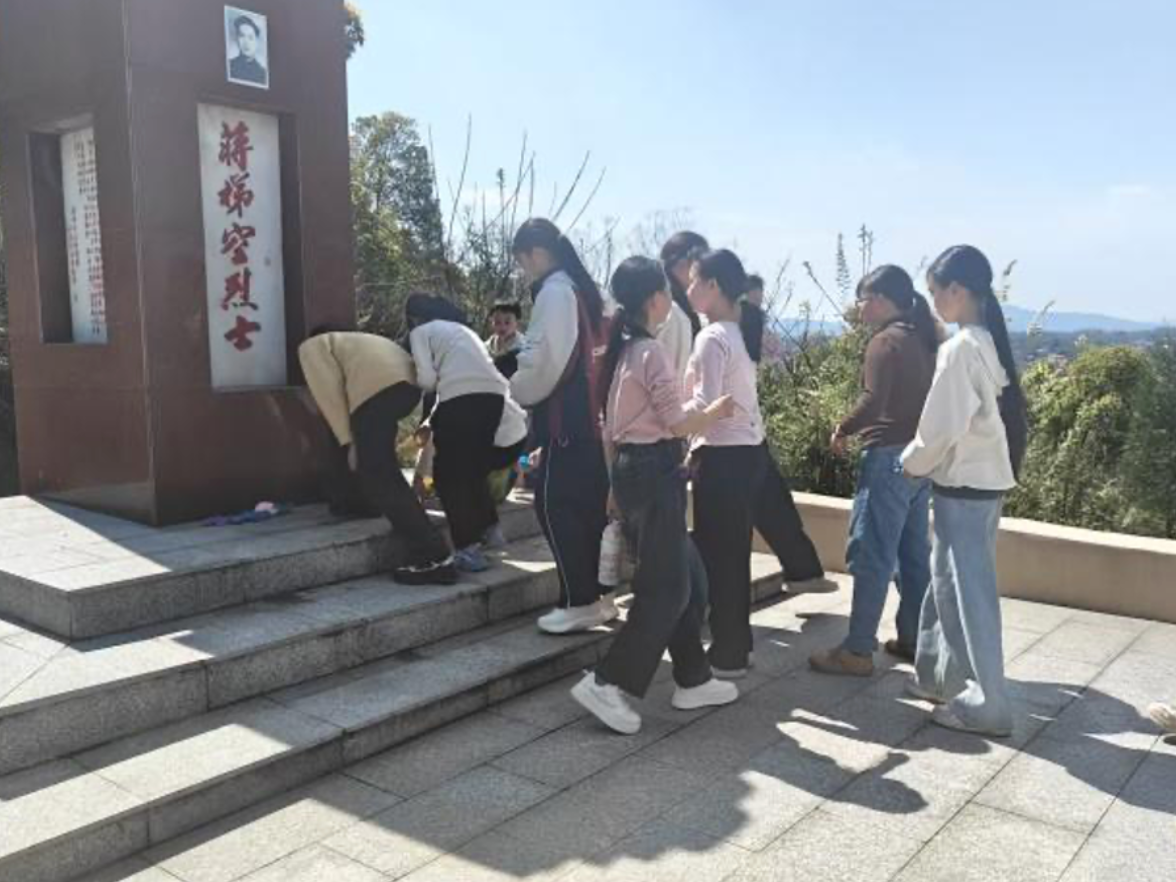 韶山市姜堰希望学校开展清明祭扫活动