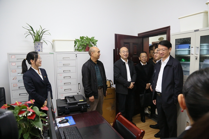 图3：武陵源区政协主席余开平亲切看望区纪委监委机关干部.jpg