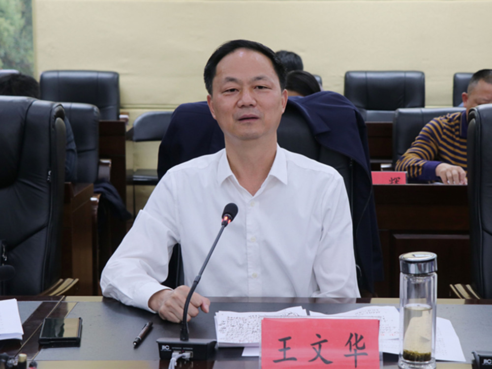 1026王文华、刘琦与客商洽谈(8)_副本.jpg