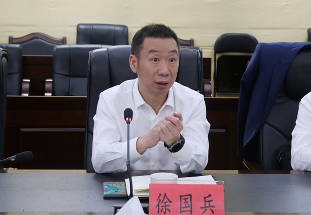 1026王文华、刘琦与客商洽谈(4)_副本.jpg