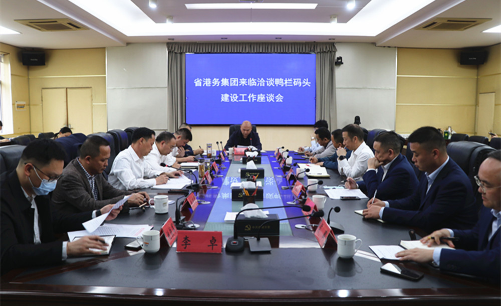 1026王文华、刘琦与客商洽谈(2)_副本.jpg