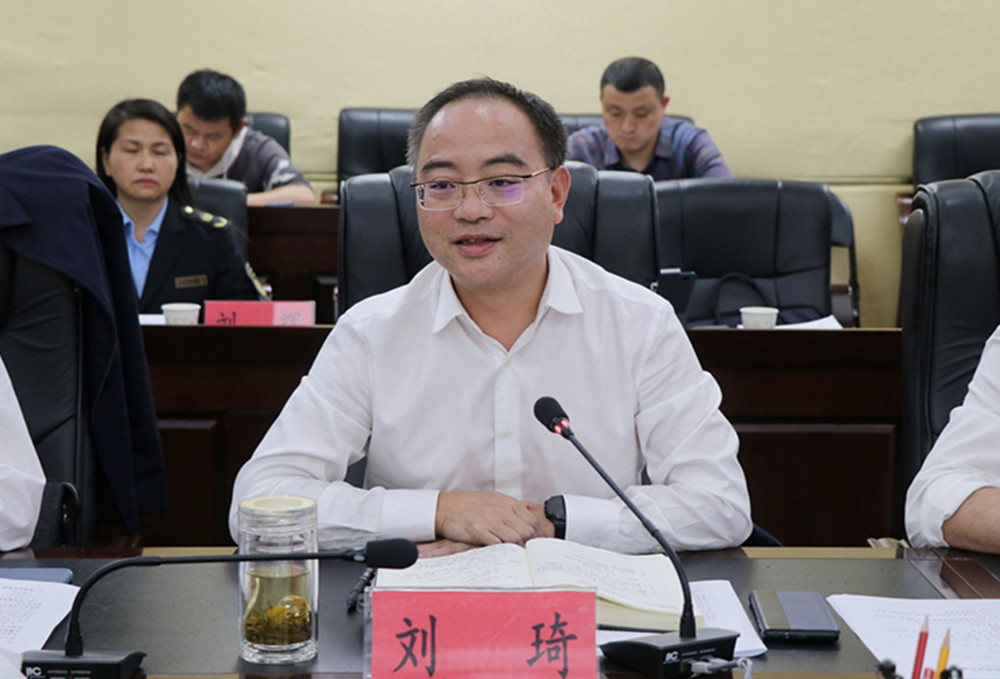 1026王文华、刘琦与客商洽谈(6)_副本.jpg