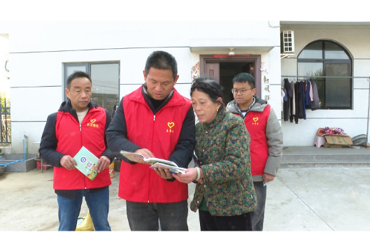 江南镇：敲门入户送安全 温情守护暖寒冬