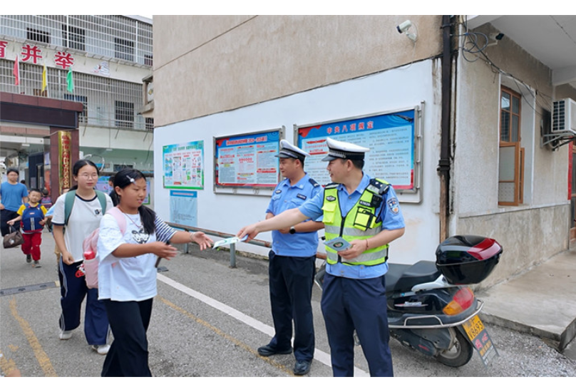 市公安交警大队开展校园周边交通安全劝导活动