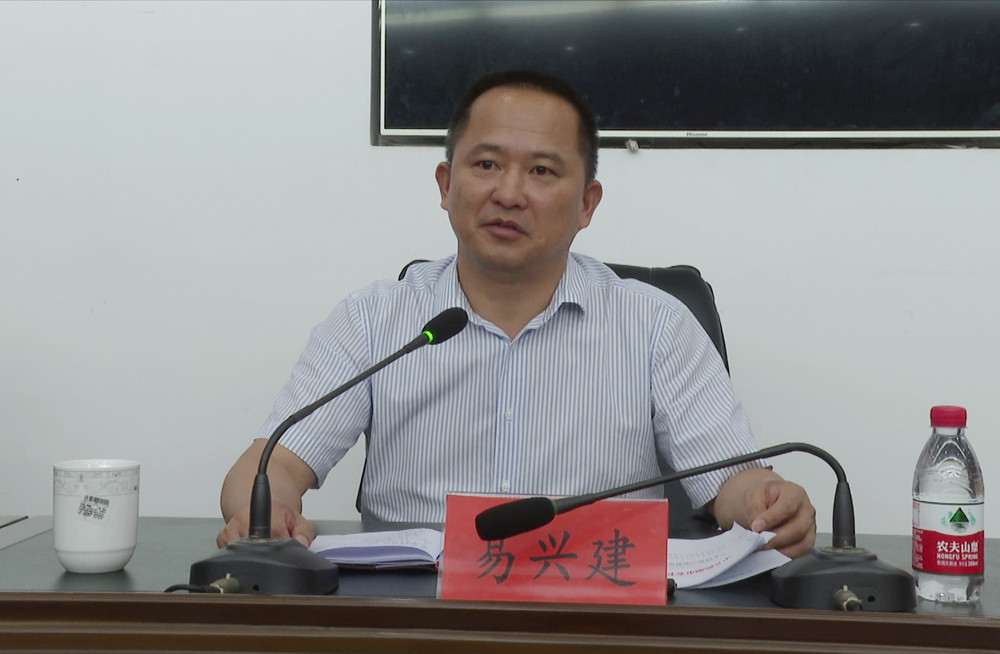 易兴建脱贫攻坚002_副本1.jpg