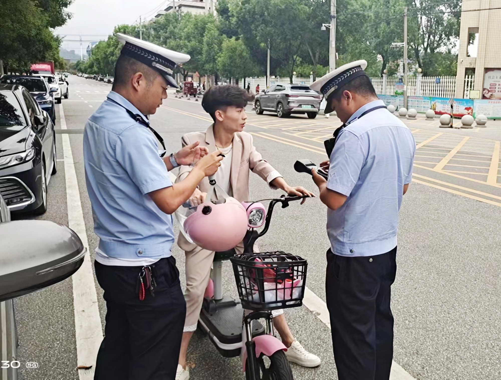 交警.jpg