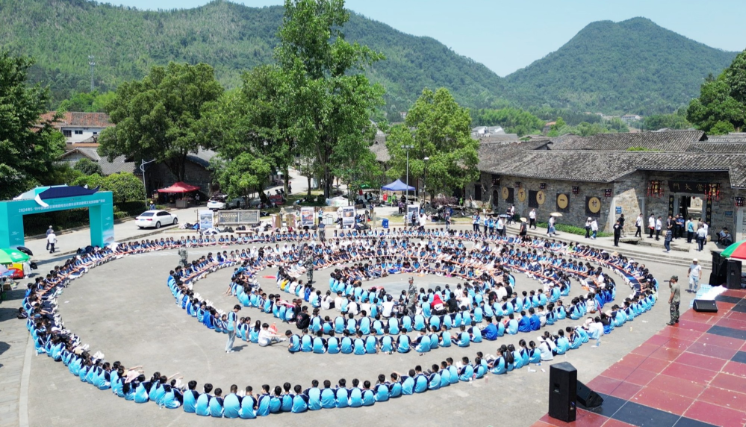 市第八中学师生到张谷英村开展研学活动