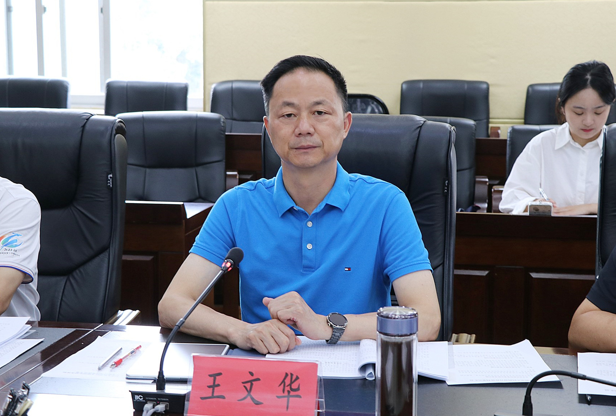 9.6书记与客商洽谈1_副本.jpg