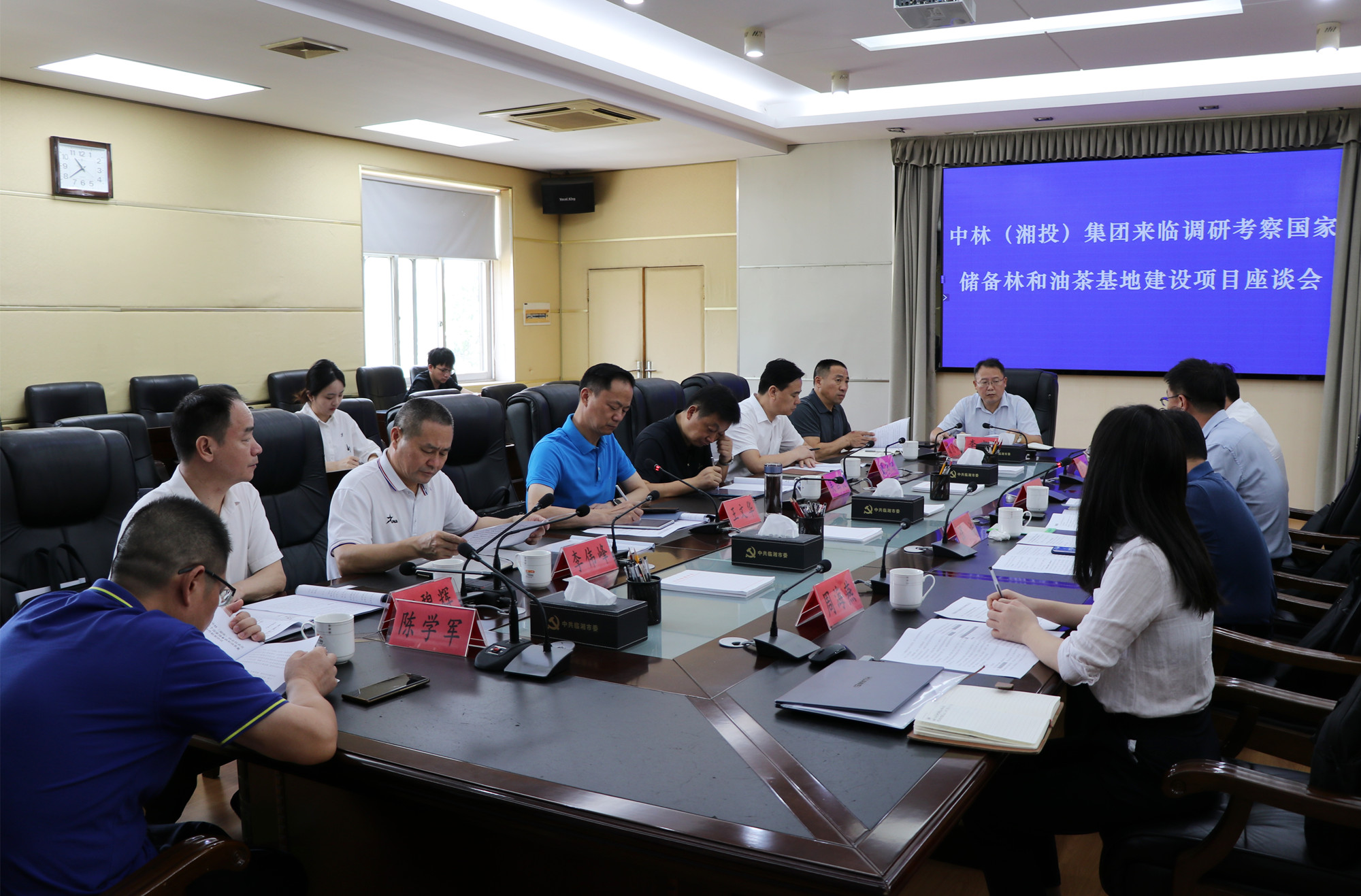 9.6书记与客商洽谈_副本.jpg
