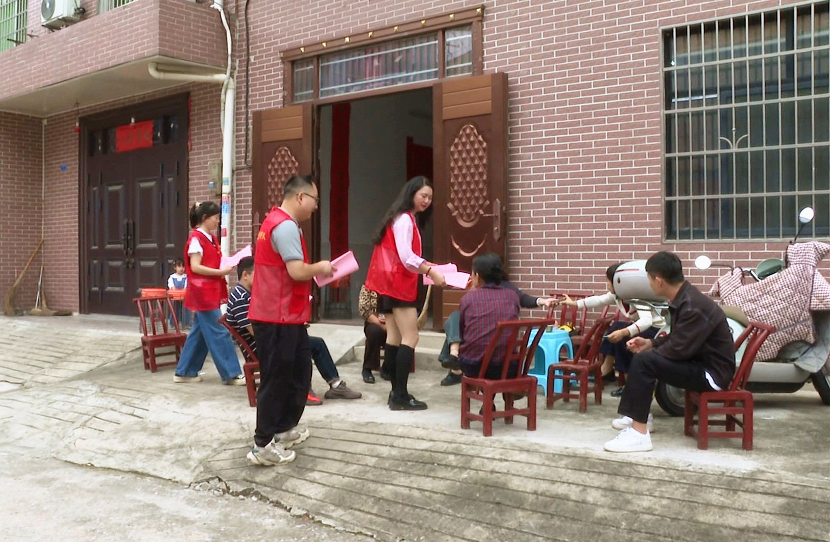 1013 云湖街道南华社区：志愿宣讲传政策 医保服务惠民生1_副本.jpg