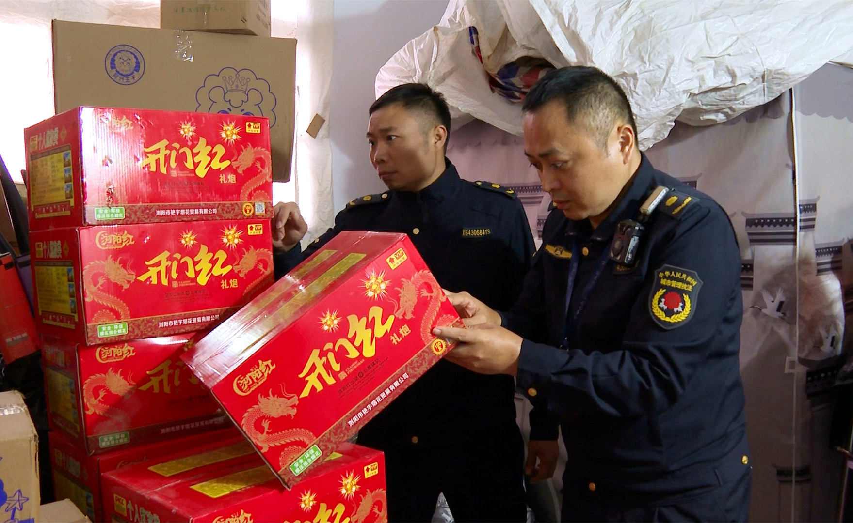 1015 烟花爆竹“打非治违”再发力：多部门联合查获南太路民房大量非法烟花爆竹_副本.jpg